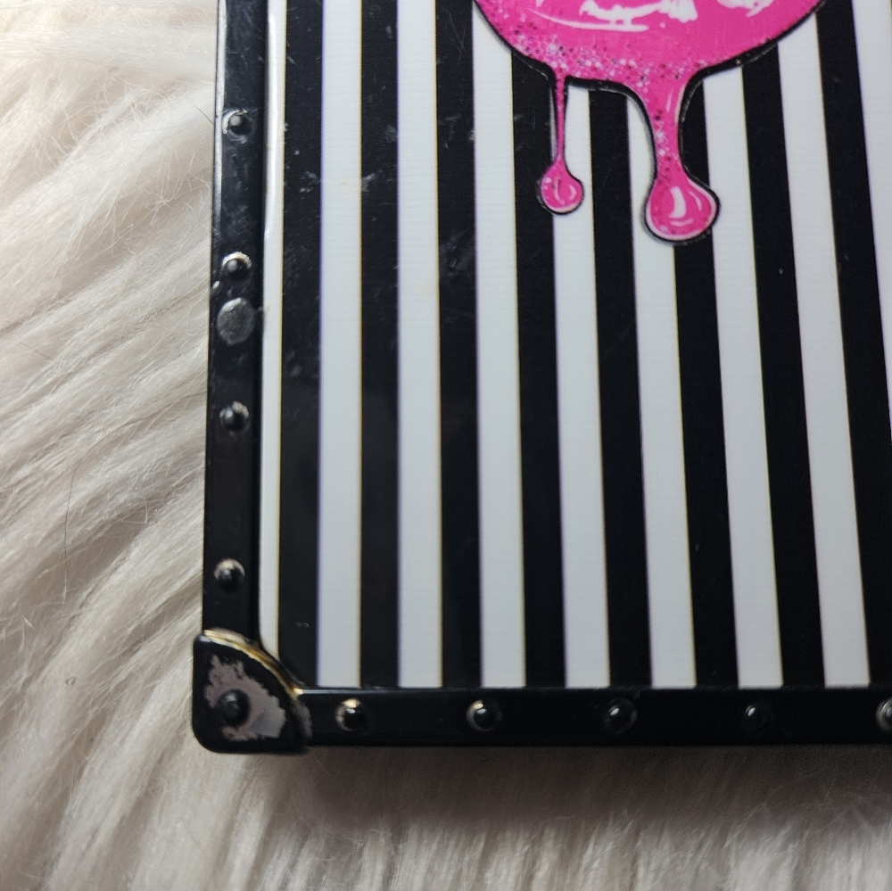 Galaxy S10 Case | Pink Dripping Lips Design | Striped Trunk-Style Phone Case - Picture 6 of 9